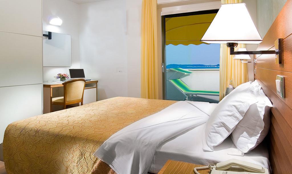 Hotel Margareth Риччоне Экстерьер фото